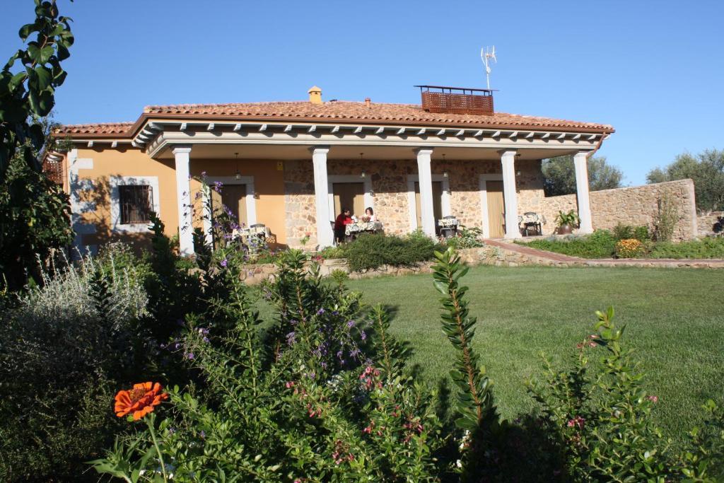 Apartamentos El Jardin Del Poeta Guijo de Granadilla Екстер'єр фото